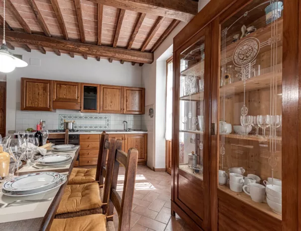 agriturismo-la-pineta-kitchen-table-view