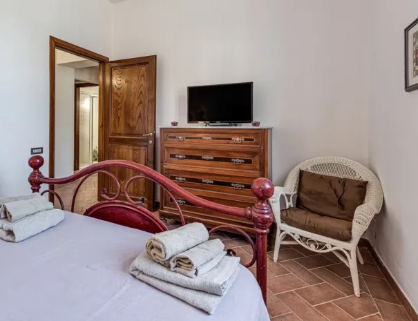 agriturismo-la-pineta-queen-size-bedroom-01-door